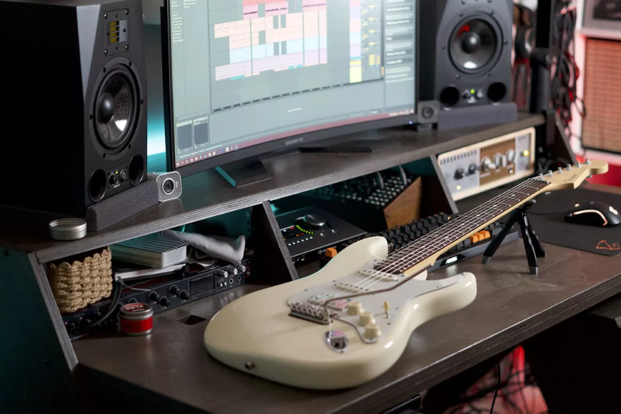 Play Electric Guitar with Speakers and Studio Monitors