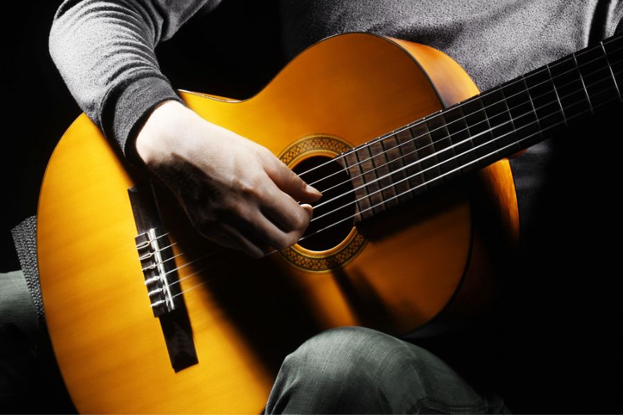 acoustic guitar's construction brings out clear, warm tones that pair beautifully with vocals