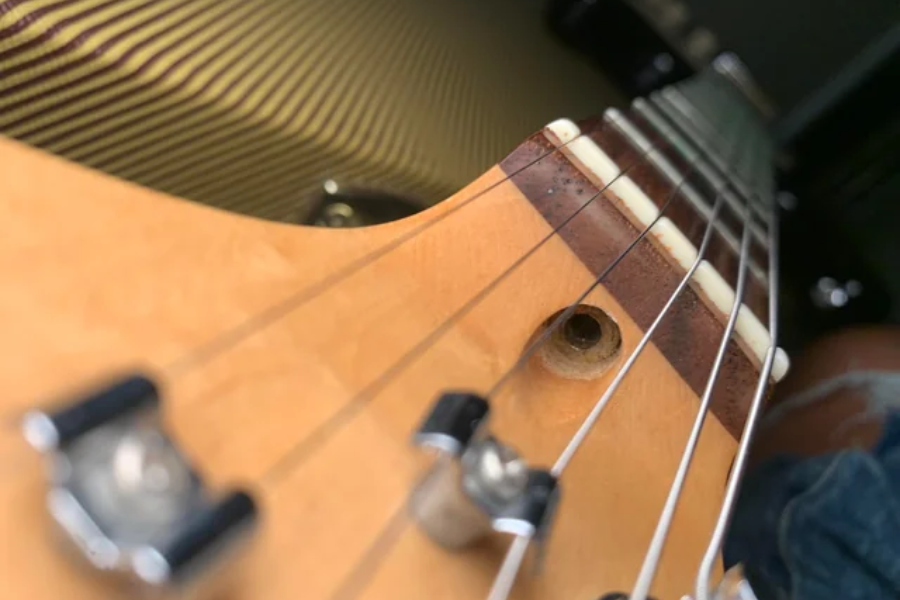 When to adjust the truss rod on your electric guitar ?