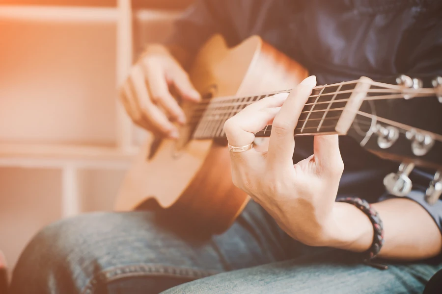 Pros & Cons of Acoustic Guitars for Beginners